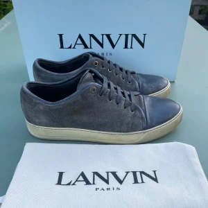 Lanvin skor  - Hej! Säljer nu dessa sjukt feta lanvin skor. Skorna är i ok skick! Har ett begränsat antal boxar och dustbag. Hör av dig vid frågor eller liknande 