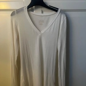 Vit v-ringad tröja från Intimissimi - En jättefin v-ringad intimissimi tröja i superbra skick . Formar kroppen så bra och sitter som en smäck💕Tröjan har v-ringning och är tillverkad i en kashmirblandning.