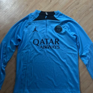 Långärmad PSG tröja - Psg långärmad tröja använd 5-10 gånger fortfarande i gott skick och inget fel på den. Storlek M men passar även S om du har lite större armar. Den har ett tryck på höger armen där de står paris