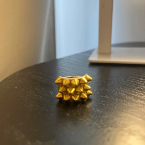 Edblad peak ring gold - Edblad peak ring gold. Knappt använd. Tror det är en storlek S. 