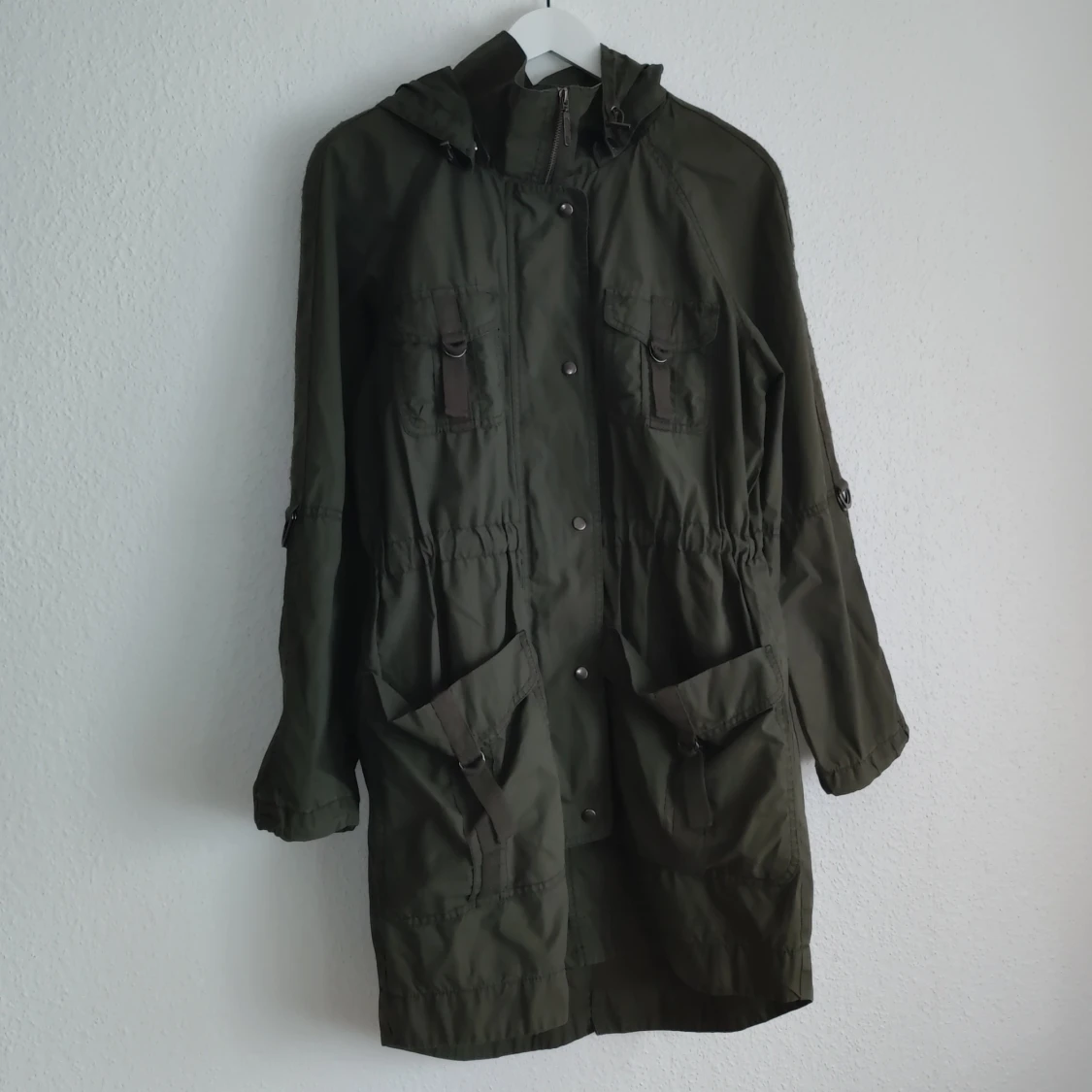 Olivgrön parkajacka från Sisters