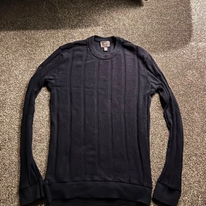 Mörkblå Kabelstickad Tröja från H&M - Mörkblå Kabelstickad Tröja från H&M - Slim Fit, Fint Skick!  Snygg och välvårdad mörkblå kabelstickad tröja från H&M i storlek S. Denna tröja är i passform slimfit. Använd endast ett fåtal gånger och i mycket fint skick. Tveka inte att höra av dig för frågor och priset är inte hugget i sten! 🤩 