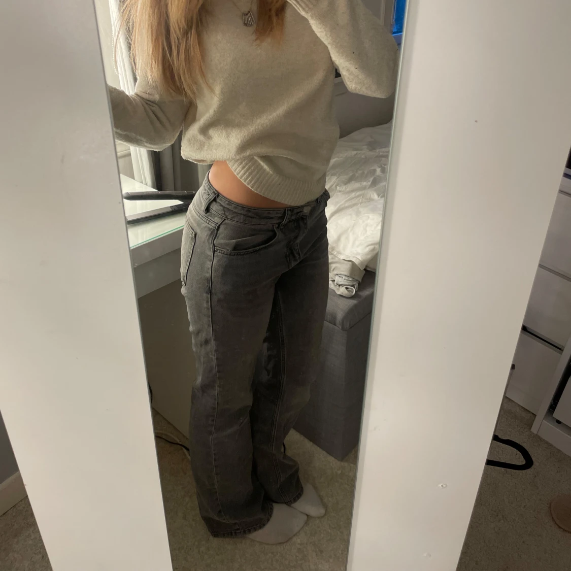 Gråa lågmidjade jeansbyxor