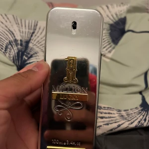 1 Million Lucky Eau de Toilette 25ml av 100 - Säljer en 1 Million Lucky parfym från Paco Rabanne. Flaskan är i metall-look med guldiga detaljer och rymmer 100 ml. Doften är fräsch och modern, perfekt för dig som gillar unika och lyxiga parfymer. Priset är såhär o grund av att de inte tillverkas längre hör av dig gärna