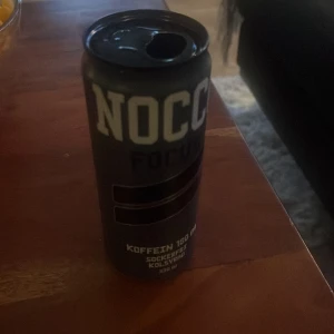 NOCCO Focus Ramonade energidryck - NOCCO Focus Ramonade är en sockerfri energidryck med 180 mg koffein per burk. Smaken är inspirerad av ramonade och drycken är kolsyrad. Perfekt för dig som vill ha en energikick utan socker.