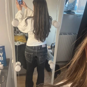 True Religion - Säljer ett par svarta lågmidjade jeans från True Religion. Storlek 26 men som passar mig perfekt som brukar ha 24/23 eller 34. De är i mycket bra skick utan några skador 💗vintage!