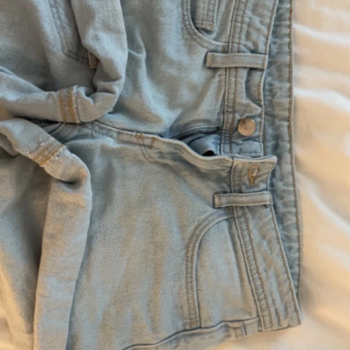 Ljusblåa jeansshorts från H&M Denim