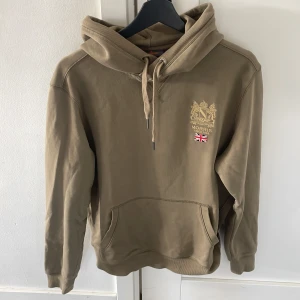 Olivgrön hoodie från Morris - Säljer en olivgrön hoodie från Morris i storlek M. Den knappast använd och fint skick.