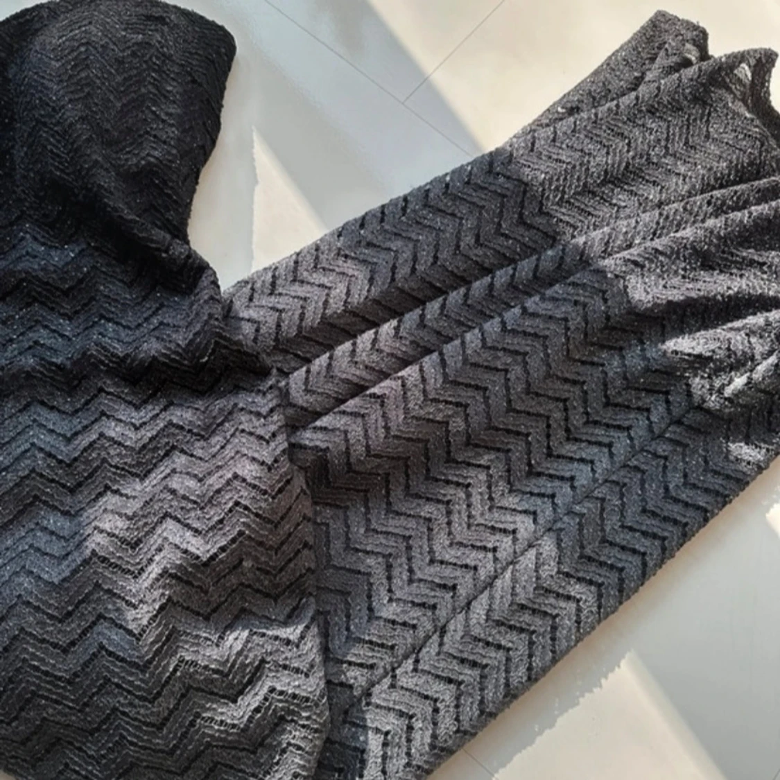 Svart axelbandslös långklänning med zickzackmönster - 1