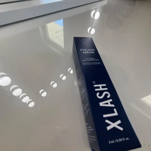 Xlash Eyelash Serum - Xlash Eyelash Serum i blå förpackning, 3 ml. Serumet är framtaget för att ge längre och fylligare ögonfransar. Perfekt för dig som vill boosta dina fransar med extra volym och längd.de är helt nytt inte öppnat eller rört