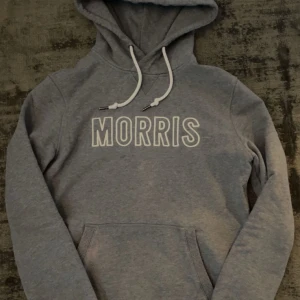 Grå hoodie från Morris - Säljer en grå hoodie från morris. En defekt vid mag fickan därav priset. 