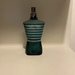 Jean Paul Gaultier Le Male  - Klassisk herrparfym av Jean Paul Gaultier. Doften är ikonisk och maskulin. Perfekt till dig som vill ha en perfekt som man kan använda dagligen hela året om. Ungefär 100 ml kvar. Pris kan diskuteras och det är bara att fråga ifall det är något😊