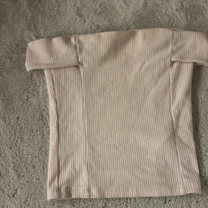Rosa gullig topp - Säljer nu min rosa topp då jag inte använder den använd max 2 gånger och är i väldigt bra skick går att diskutera priset💗