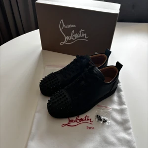 Loubotin skor - Säljer dessa svarta loubotin skorna, ligger bara och samlar damm så vill bli av me dom snabbt. Storlek 40, använda en gång. Alla nitar kvar och kommer med 9 extra nitar. Tveka inte på att höra av dig vid minsta lilla fundering!