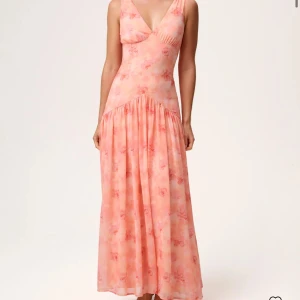 Adoore klänning - Säljer min klänning från Adoore som har prislappen kvar! Säljer pga att det var försent att lämna tillbaka💕