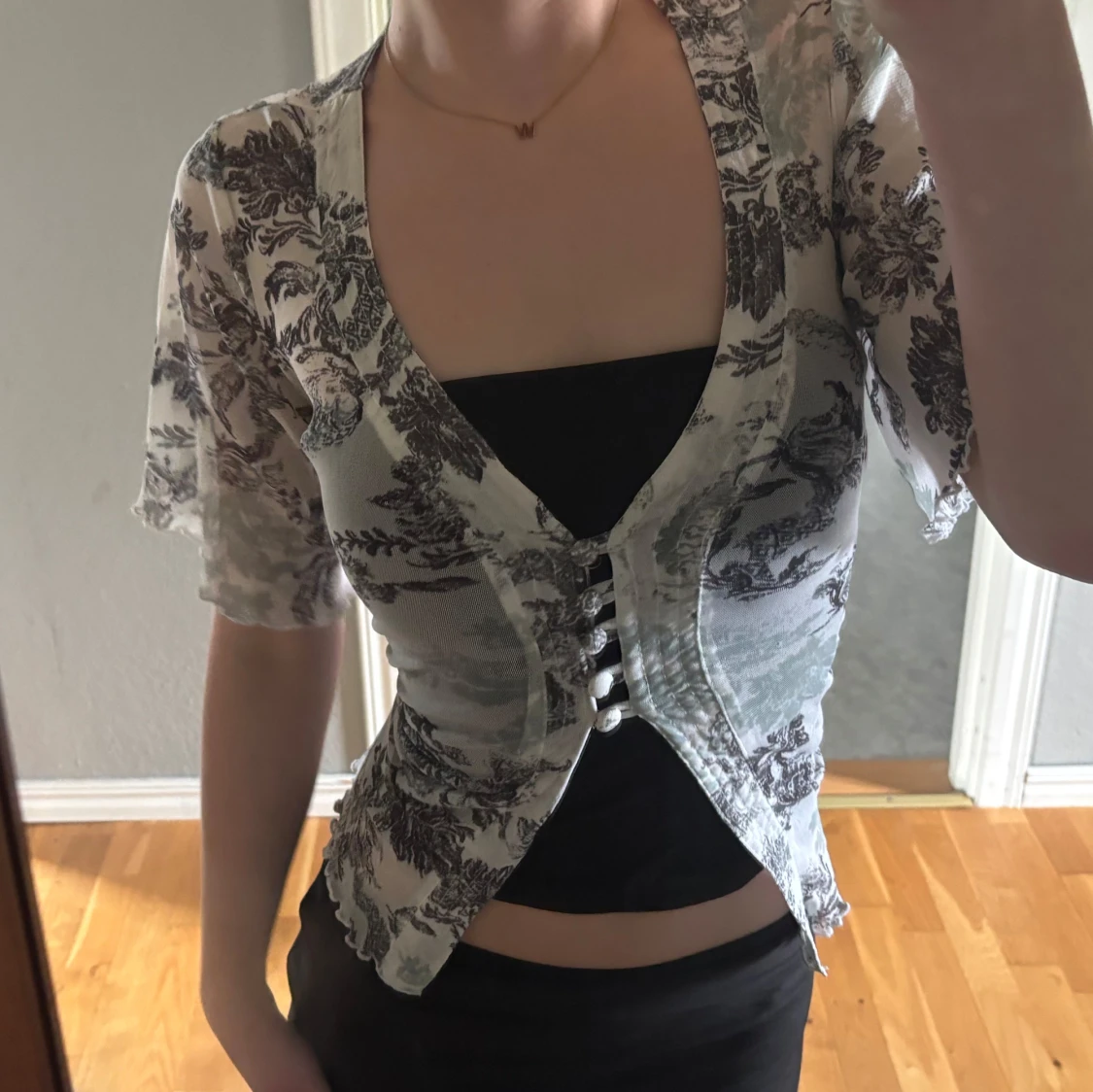 Vit och svart blus med knytband - 1