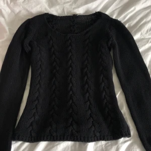 Svart stickad tröja med flätmönster - Säljer en supersöt stickad tröja för att den inte riktigt kommer till användning💞Hör av dig vid minsta fråga🥰