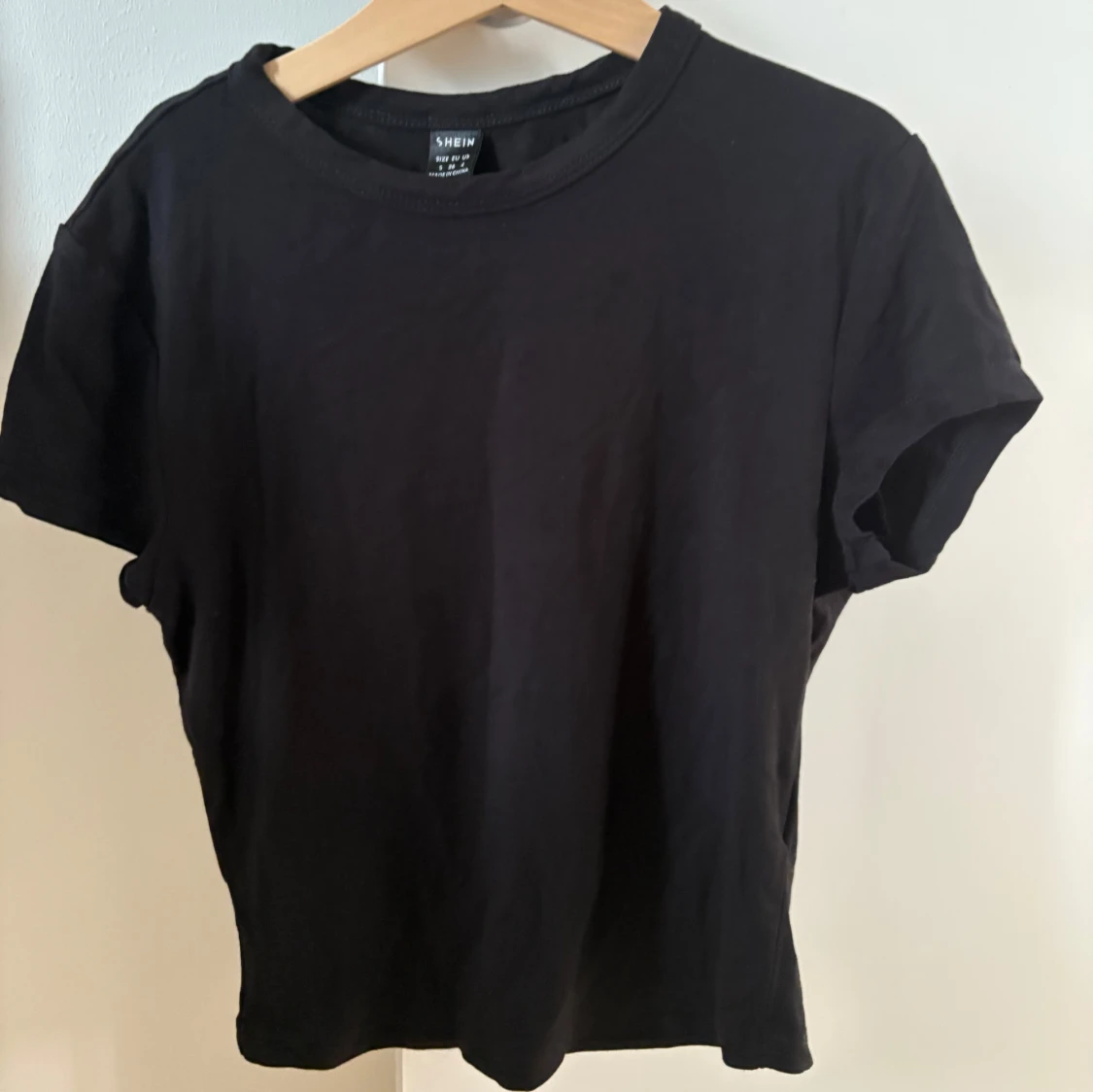 Svart t-shirt från SHEIN