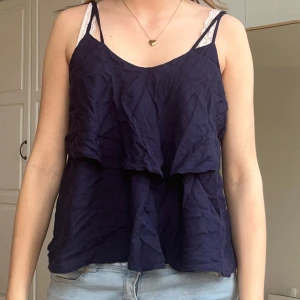 Mörkblå volanglinne🥹🥹☀️ - Fint linne ifrån nly trend säljer billigt då jag bara vill bli av med!!💙💙