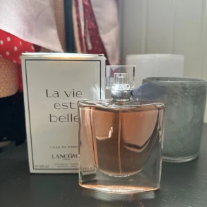 La Vie Est Belle Eau de Parfum från Lancôme 100 ml - La vie est belle är en parfym som luktar extremt gott med toppnoterna päron och av svart vinbär. Hjärtnoter som jasmin, iris och apelsinblomma och basnoterna är vanilj, pralin, tonkaböna och patchouli. En mycket trendig parfym som passar alla och alla tillfällen såsom utgång och vardagligt. Den är endast provad med bara två sprut vilket gjorde att jag inte kunde lämna tillbaka den därav så säljer jag den! Original pris för 100 ml 1600 kr! Mitt pris 1100 kr. Vid snabb affär kan priset diskuteras 