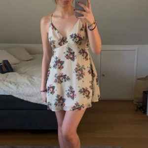 Blommig klänning - Såå fin klänning perfekt till midsommar tex. Strl S-M ish. Fint skick! 