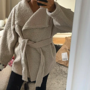 Gina Tricot Soft Belted Jacket/Jacka - Fin vår/höstjacka. Knappt använd. Sytt upp armarna någon centimeter. Nypris 600kr.