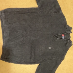 Navy CHAPS sweater  - Irl Colour: Navy (See 2nd for image for best representation of colour)  UK Size: (XL) (please measurements for reassurance)   Material: 100% Cotton  BUY NOW IS ON  Thanks,