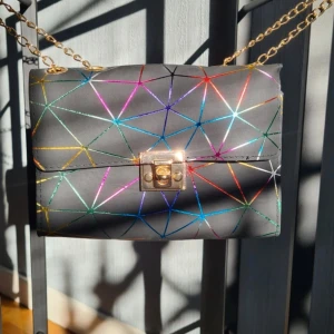 Svart axelremsväska med multifärjade detaljer - Fin svart/multi färgad axelremsväska med guldig axelrem. Man kan välja att ha lång axelrem eller 2st handtag och få en handväska istället  #axelremsväska #wilmabooksaccessoarer