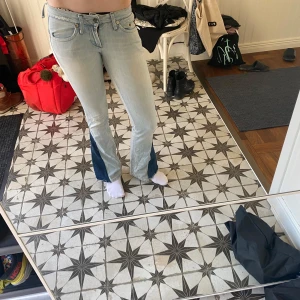 Ljusblå bootcut jeans - Low waist bootcut jeans. Lite slitna men det ser mest snyggt ut. Köpta här på Plick men säljer för att de är för små o för korta. 