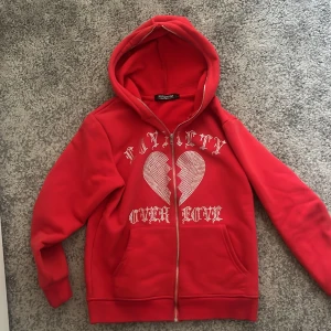 Röd hoodie från trotherz  - Snygg röd hoodie från trotherz  med dragkedja . Mjuk insida för extra komfort.