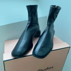 Svarta boots Acne Studios - Snygga svarta boots i skinn från Acne Studios med dragkedja bak och en låg klack. 