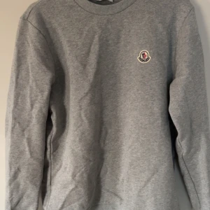 Moncler sweatshirt - Moncler tröja aldrig använd hör av vid frågor