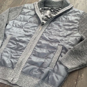 Grå Cardigan Jacka! - En stilren grå cardigan jacka perfekt nu till våren. Den är snygg och har ett jätteskönt material. Fickorna är igensydda men kan enkelt öppnas. Den har inga tecken på användning. Storlek: M. Kontakta vid eventuella frågor eller funderingar! 