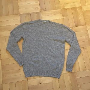 John Henric Kashmir - Säljer en riktigt snygg kashmir/ull tröja från John Henric. Väldigt mjuk och skönt material som andas och håller dig varm. Hör av dig vid frågor eller funderingar. Priset är inte hugget i sten!