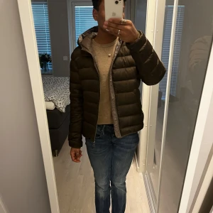 Brun dunjacka från Colmar - Säljer en snygg brun dunjacka från Colmar. Säljes då den inte kommer till användning. Stl 48 (italiensk) men skulle säga att den motsvarar en M