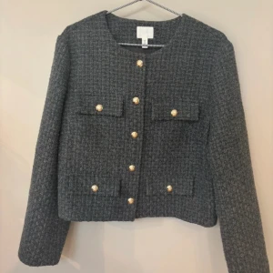 Grå cardigan med guldknappar från H&M - Som helt ny, endast använd fåtal gånger, passar mig som har S/M för en oversized passform🩷