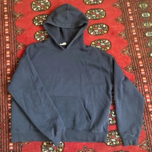 Mörkblå hoodie från Gina Tricot - Säljer en mörkblå hoodie från Gina Tricot i storleken L. Den är bara använd ett fåtal gånger och har därav inga defekter. Originalpriset är 360kr. Skriv om du har några frågor!💕