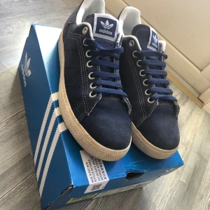 Adidas Stan Smith CS J i mörkblått - Säljer ett par Adidas Stan Smith CS J sneakers i mörkblått med vita detaljer || Skorna är knappt använda || Tillkommer: Låda📦, vita snören || Priset går att diskutera🙌💸