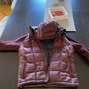 Vinröd dunväst från Massimo Dutti - Snygg vinröd dunväst från Massimo Dutti med dragkedja och quiltad design. Perfekt för våren eller sommaren.