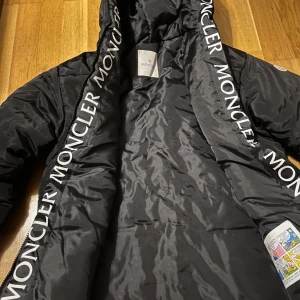 Moncler - Helt ny jacka med aktivt fungerande tag för fler bilder eller info bara skriva, priset är ej hugget i sten så för fler frågor kring det bara skicka prisförslag!✌️