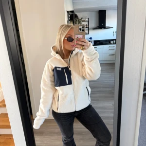 Helly Hansen fleece  - Jätte fin Helly Hansen med prislapp kvar. Passar strl S men står 170. Köpt för 1400kr!!!