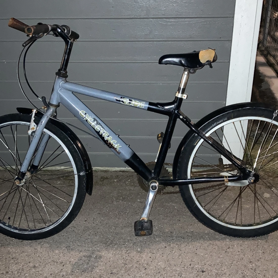 Säljer en grå svart cykel - 1