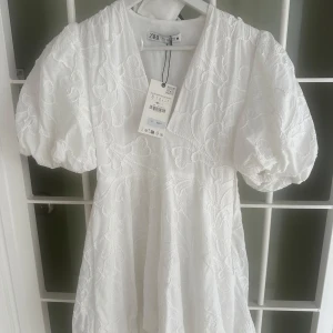 Vit klänning med puffärmar - Intressekoll på denna söta klänning med puffiga ärmar och v-ringning. Från Zaras gamla kollektion och helt slutsåld. Perfekt för studenten!😍😍😍 prislappen kvar!