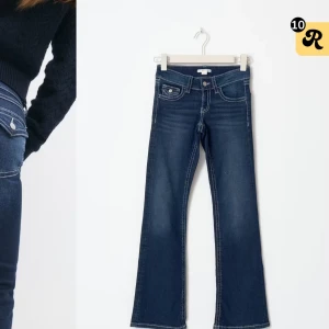 Mörkblå chunky low flare jeans - Snygga mörkblå flare jeans med kontrasterande vita sömmar. Trendande jeans från Gina tricot young!! Har justerbar midja