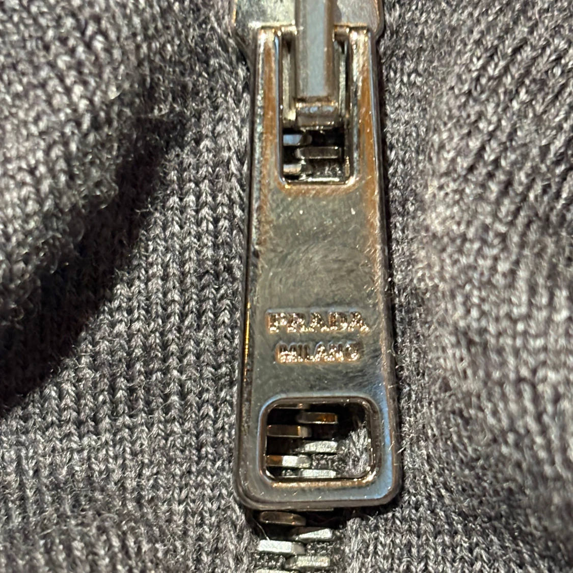 Mörkgrå zip up från Prada - 4