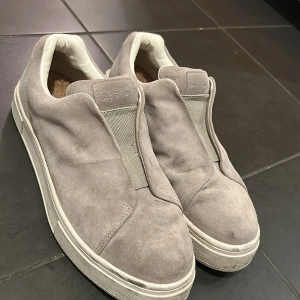 Grå sneakers från Eytys - Snygga grå sneakers från Eytys i mocka påminner om arigato superbra skick 2000 nypris