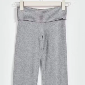 Stickade yoga pants från Ginatricot - Säljer mina stickade byxor från Ginatricot, de är i nyskick och har aldrig använts🤍