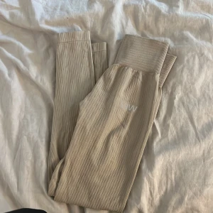 Beige ribbade leggings från ICANIWILL - ”RIBBED DEFINE SEAMLESS TIGHTS” Beige ribbade leggings från ICANIWILL. Färgen verkar ha utgått på deras hemsida. Är ljus beigea. De har en hög midja och är väldigt mjuka och stretchiga så passar även en S. Nypris 699kr 
