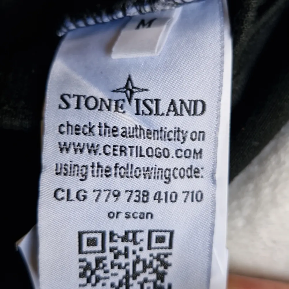 Säljer denna stoneisland sweater. Knappt använd. Bra skick. Allt på bilderna ingår. Kontakta vid intresse. Neuletakit & Villapaidat.