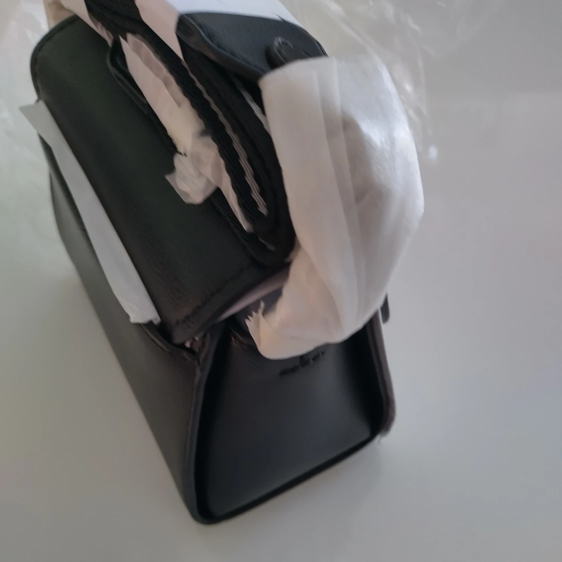 Svart och vit axelväska från DKNY - 4